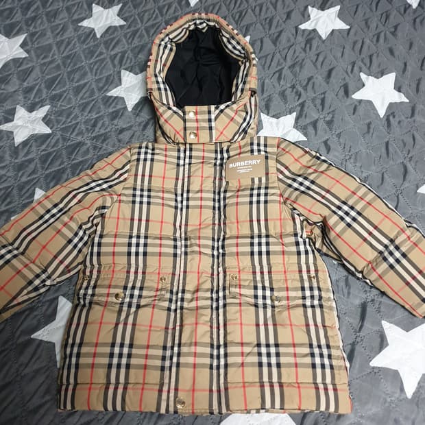 (23FW) 버버리 아우빈 빈티지체크 패치로고 후드 덕다운 패딩 (6Y)