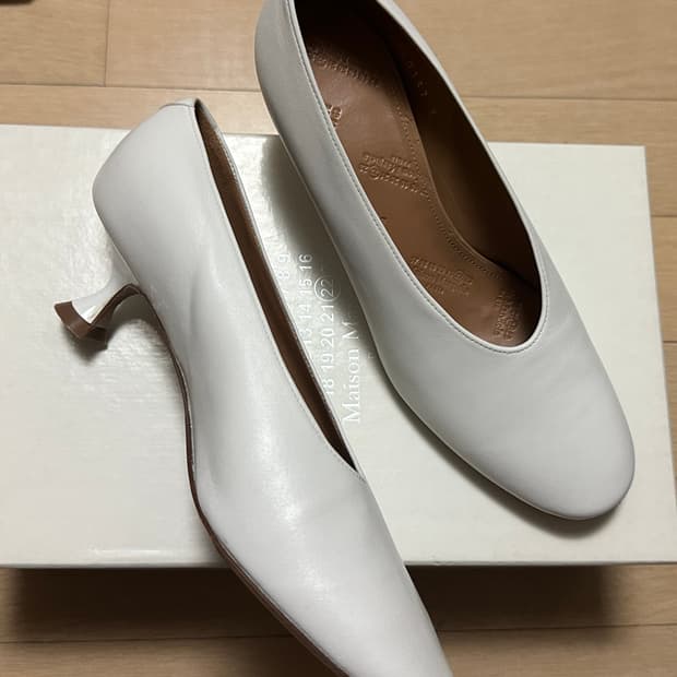 메종 마르지엘라 화이트 양가죽 낮은굽 힐 구두