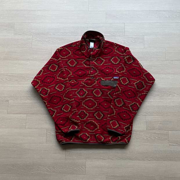 파타고니아 신칠라 아즈텍 레드 패턴