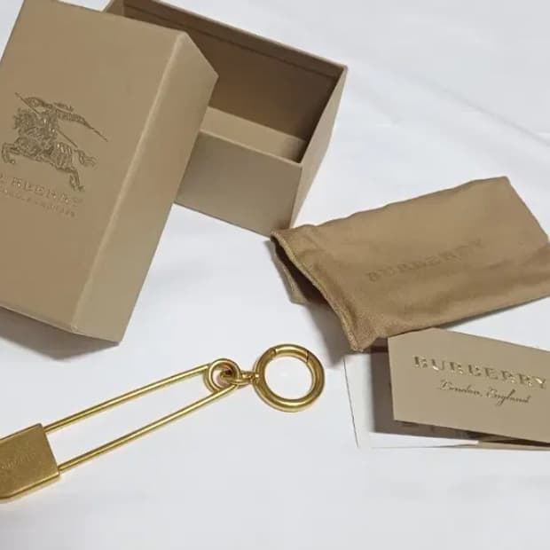 [새제품] 버버리 키링 핀 열쇠고리 가방장식 백참 키체인 메탈 악세사리