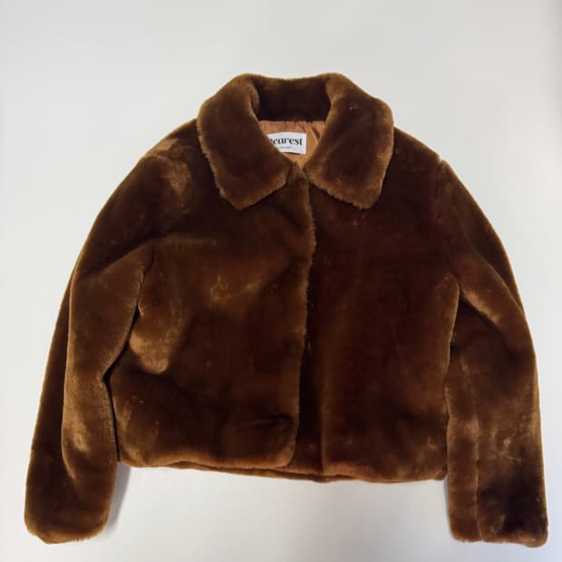 여성 디어리스트 메이비베이비 페이크 퍼 크롭 자켓