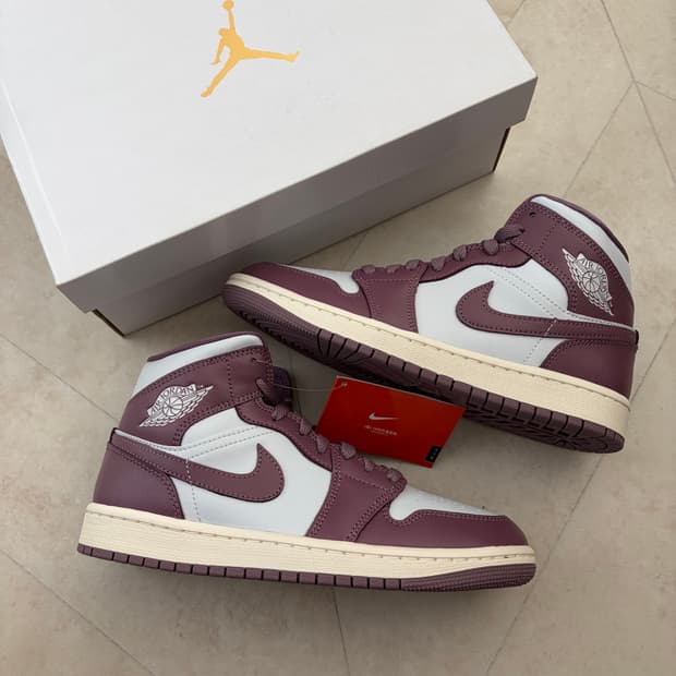 [새상품]나이키 우먼즈 에어 조던1 미드 퓨어 플래티넘 스카이 모브