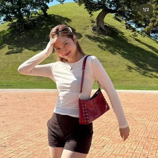 기호 아일렛 디테일 백 레드 숄더백