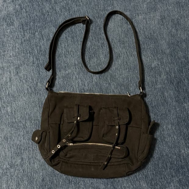 더콜디스트모먼트 크로스백