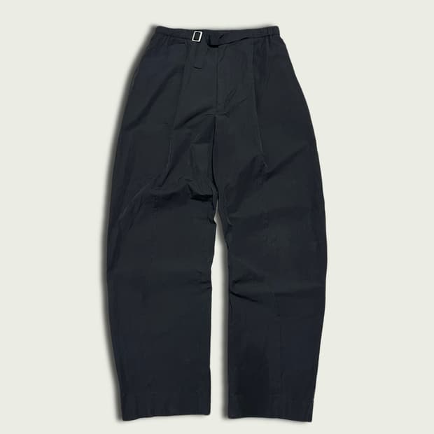 아모멘토 벨티드 턱 밴딩 팬츠