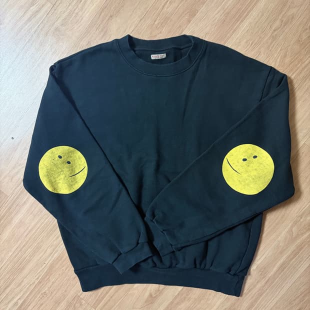 (4)캐피탈 스마일 패치 블랙 맨투맨