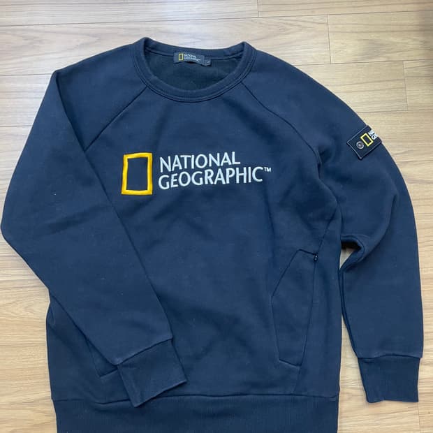 내셔널지오그래픽 검정색 맨투맨 L사이즈 판매합니다. 면과 폴리에스터 혼방