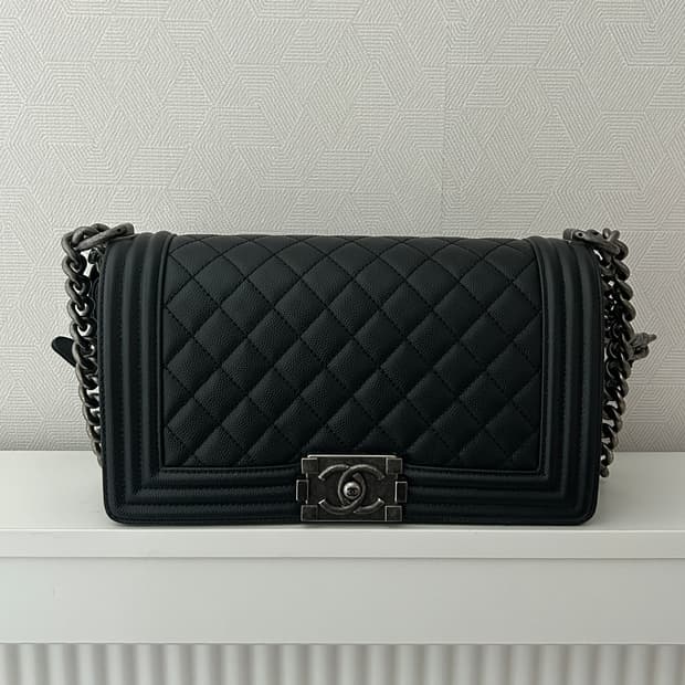 샤넬 보이백 미듐 빈티지 은장 캐비어