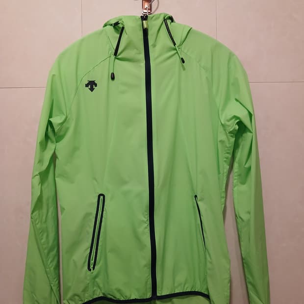 데상트 정품 여성 바람막이 85 사이즈