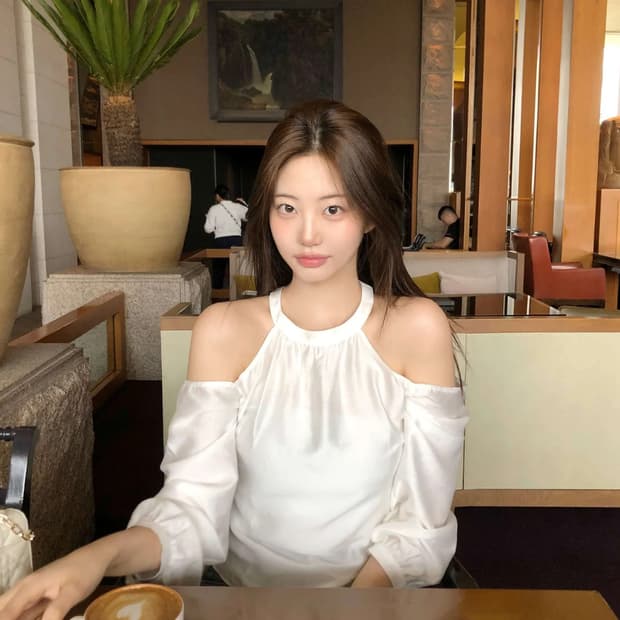 제니오 스완 홀터 블라우스 / 환승연애 현지 블라우스