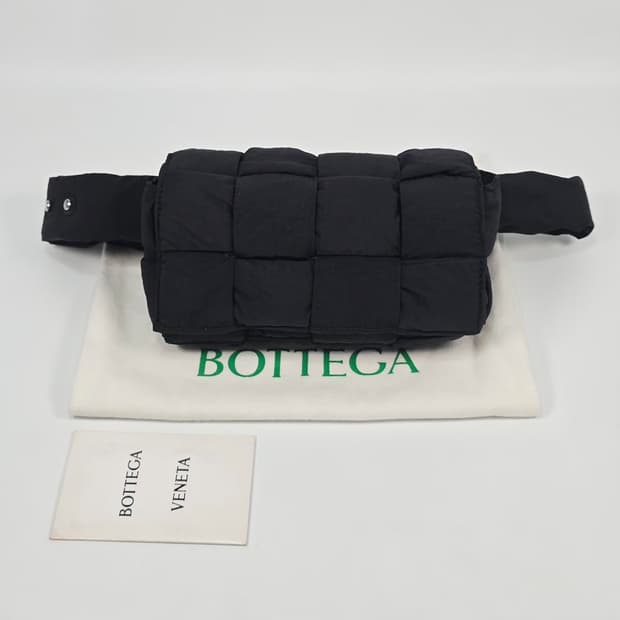 보테가베네타 패디드 테크 미니 카세트 벨트백