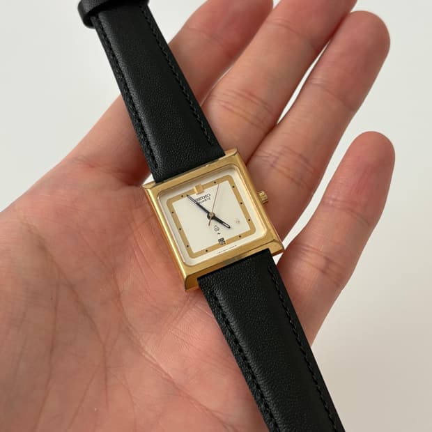 80s white dial gold mini tank quartz