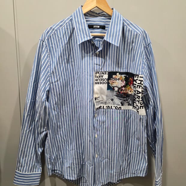 시스템(SYSTEM) 스트라이프 그래픽 셔츠