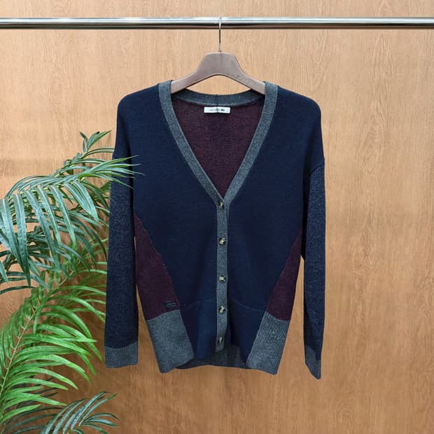 라코스테 브이넥 니트 가디건 와인 그레이 배색 레더 로고 탭 네이비