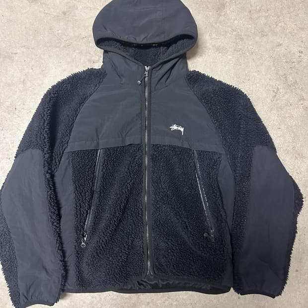 스투시 쉐르파 패널드 후드 자켓 블랙