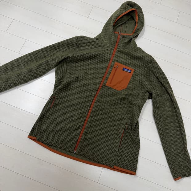 파타고니아 r1 후디 집업 L 사이즈  상태 9.4/10  사진찍고 절대