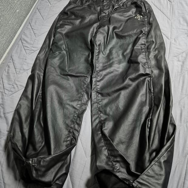 써저리 더블 폴딩 배기 팬츠 coated black