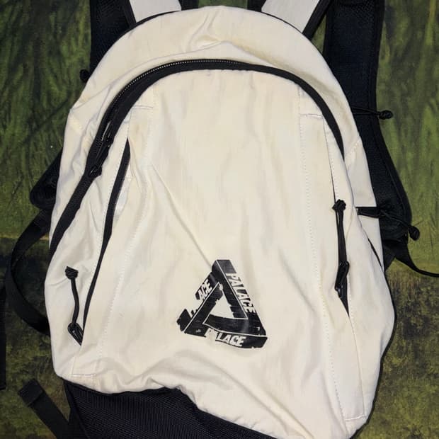팔라스 트라이앵글 로고 백팩 가방 화이트