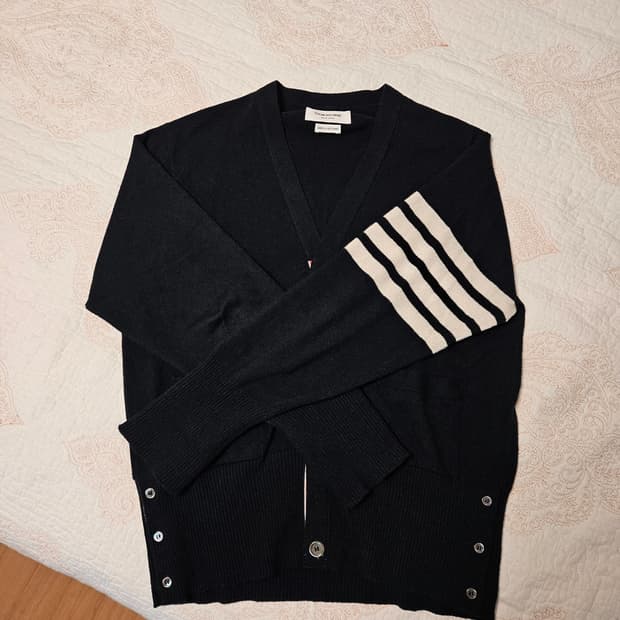 톰브라운 4선 캐시미어 가디건 네이비 색상 5사이즈 판매합니다!