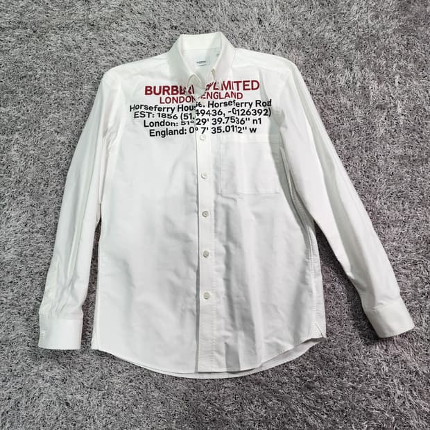 버버리 로케이션 로고 프린팅 셔츠