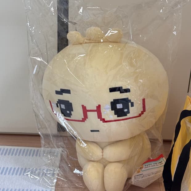 안경만두 40cm 인형 더현대 팝업