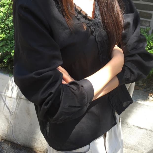 에테블루 soft frill blouse