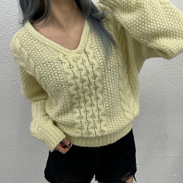 시엔느 아이보리 꽈배기 브이니트