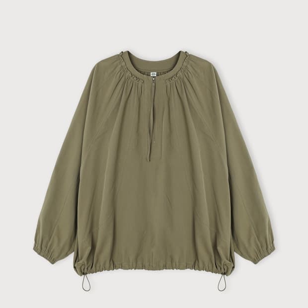 ETHOS 에토스 셔링 넥 지퍼 블라우스 카키컬러