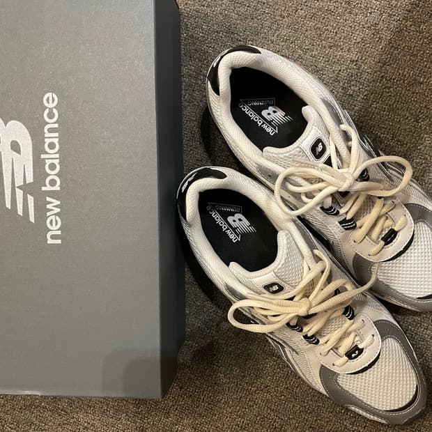 뉴발란스 204L 메탈릭실버 270
