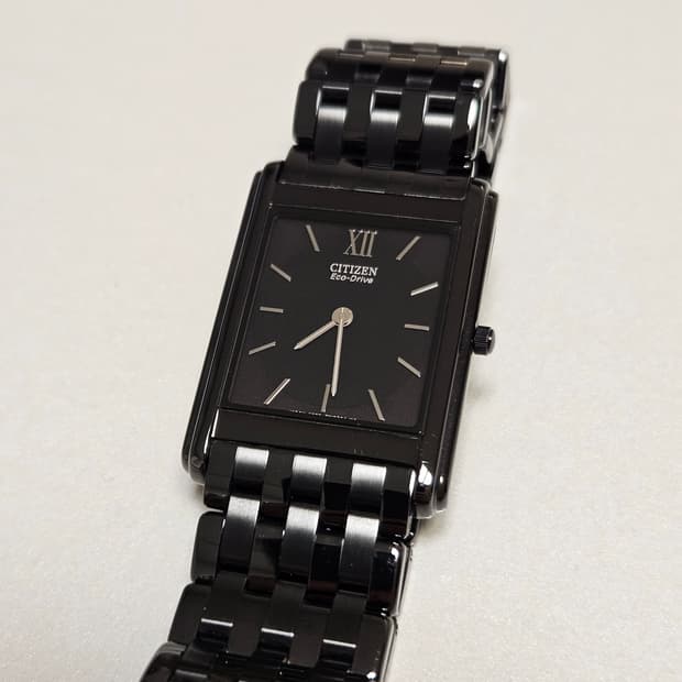 씨티즌 에코드라이브 사각 블랙 메탈 시계