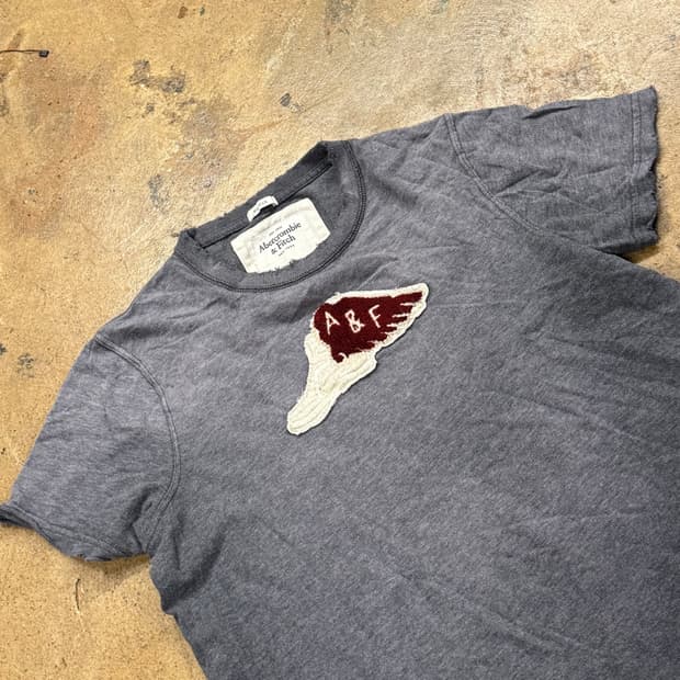 아베크롬비 그레이 반팔 티