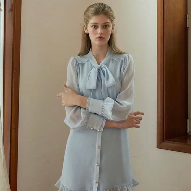 모어댄라이크 프릴버튼리본 드레스