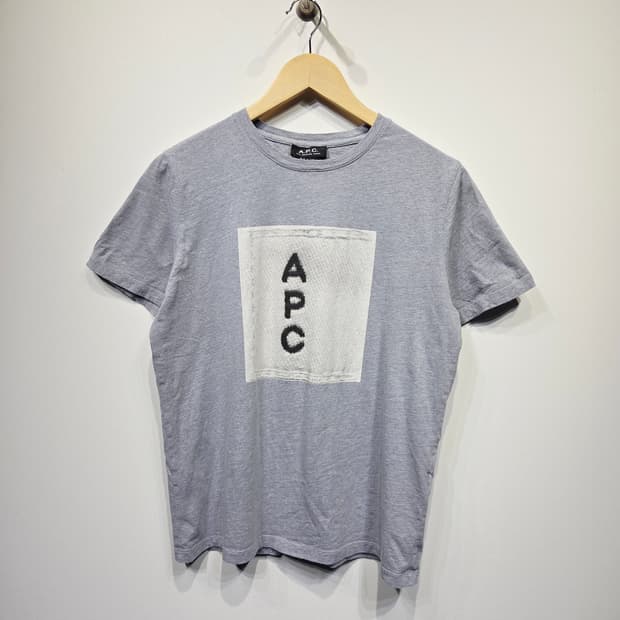 A.P.C.아페쎄. 남자 그레이 프린트 라벨 티셔츠_S