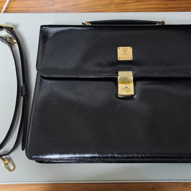 MCM 빈티지 블랙 엠보싱 가죽 서류가방