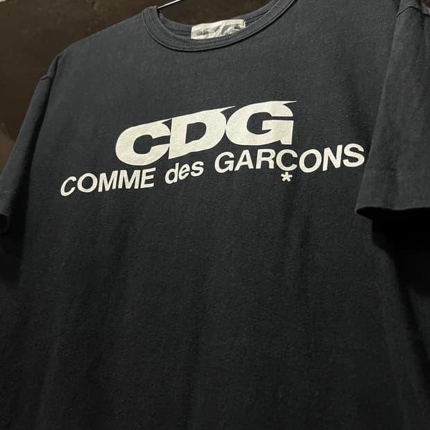 Comme des Garcons 꼼데가르송 로고 블랙 반팔 티셔츠