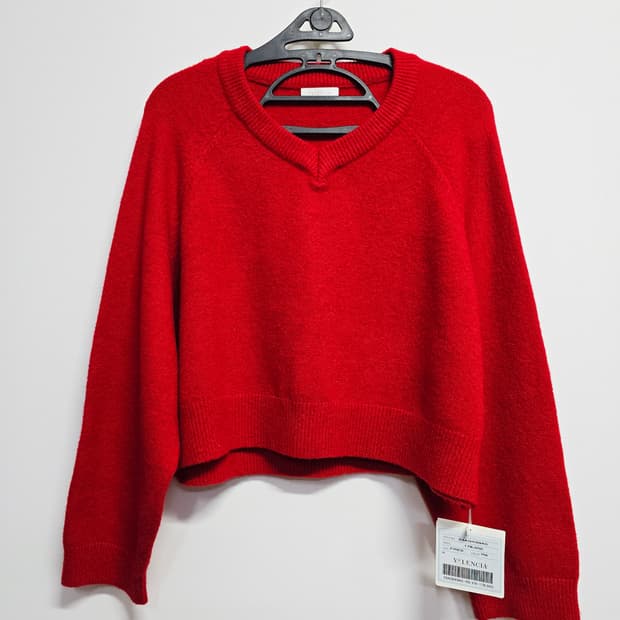 새상품 발렌시아 브이넥 크롭 니트 레드