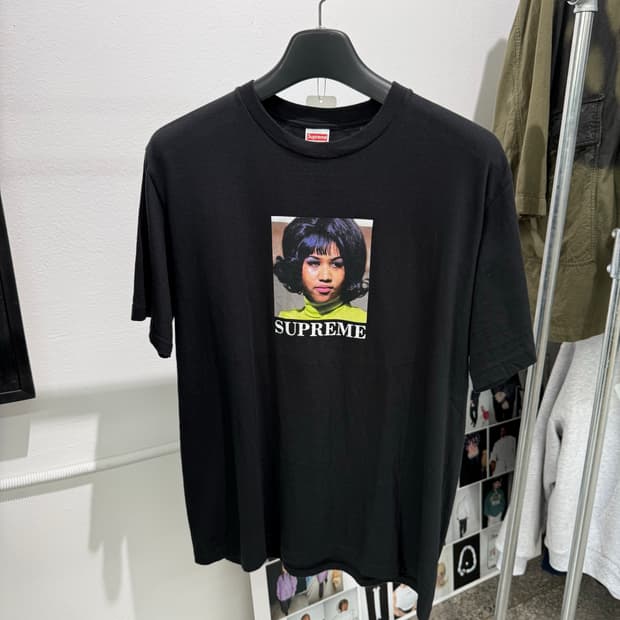 [M] supreme aretha tee