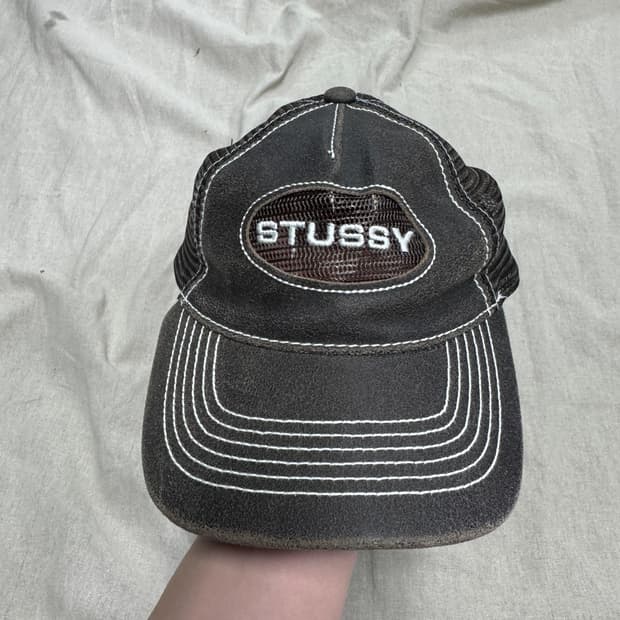 스투시 브라운 워싱 레더 메쉬 볼캡