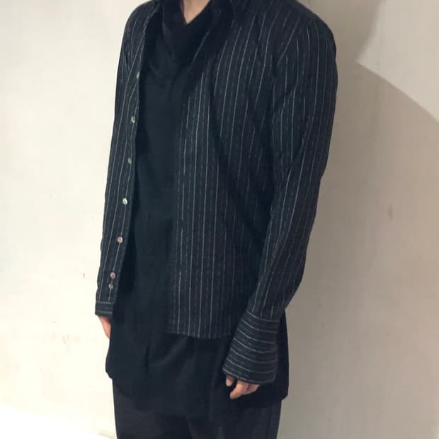 캐서린 햄넷 핀스트라이프 롱커프스 셔츠