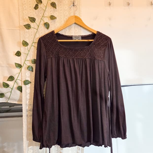 브라운 레이스 디테일 슬리브