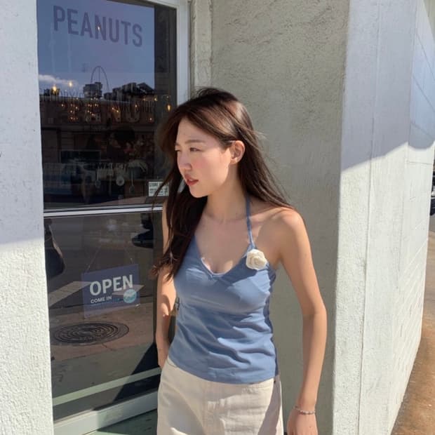 타낫 홀터 코사지 슬리브리스