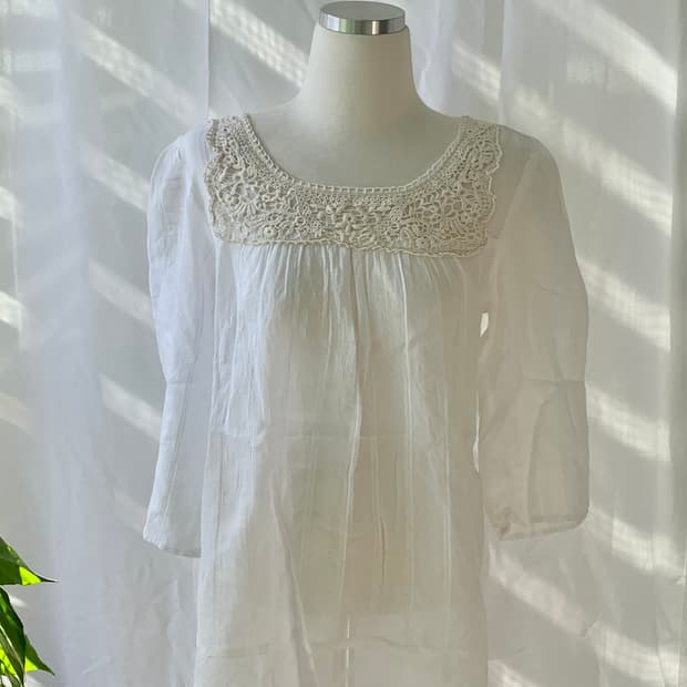 화이트 크로쉐 자수 블라우스