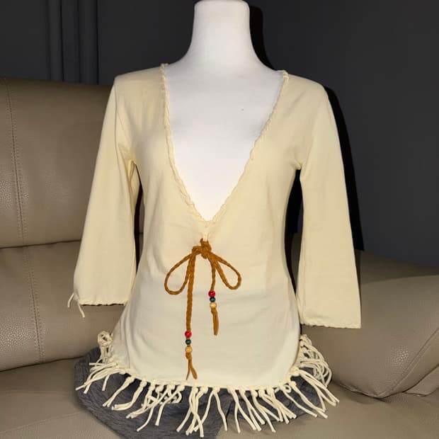 Deep v-neck twist line tassel top