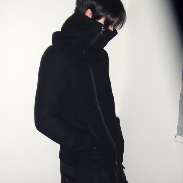 어태치먼트 비대칭 하이넥 후드 자켓