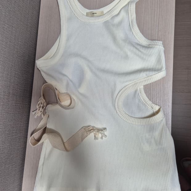 RECTO 렉토 써큘러 컷아웃 슬리브리스 저지 탑 S