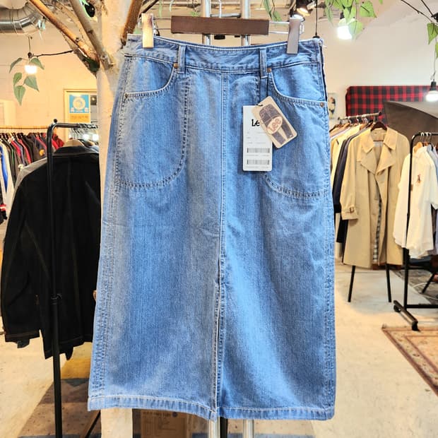 새제품) LEE 연청 앞 트임 데님 미디 스커트