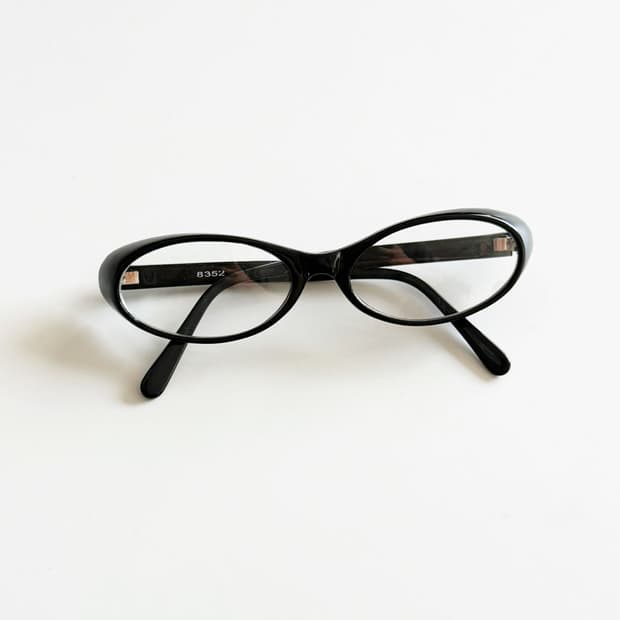 블랙 세미 캣아이 뿔테 프레임 빈티지 안경