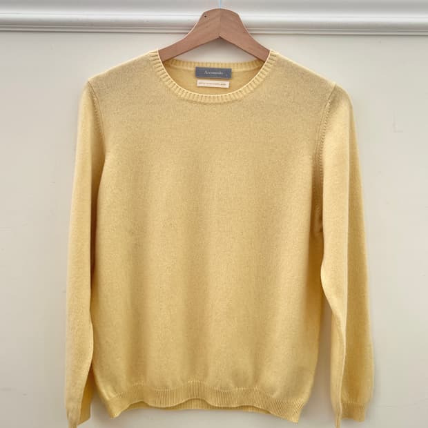 100% 캐시미어 라이트 옐로 라운드넥 니트