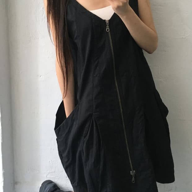 ISSEY MIYAKE 이세이미야케 블랙 슬리브리스 집업 원피스