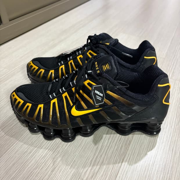 나이키 샥스tl 블랙 유니버시티 골드 285사이즈